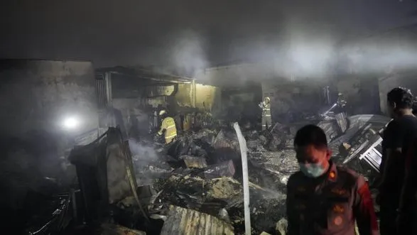 Пожар на нефтебазе в Индонезии унес жизни 17 человек, тысячи эвакуированы