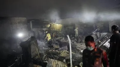 Пожежа на нафтобазі в Індонезії забрала життя 17 осіб, тисячі евакуйовано