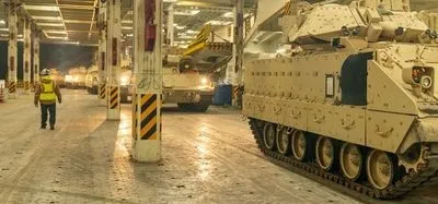Боеприпасы, артиллерийские снаряды и впервые бронированные мосты: ключевые детали нового пакета помощи США Украине