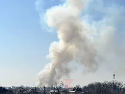 У російському краснодарі повідомляють про вибухи і пожежу на території льотного училища