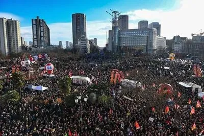 Країна зупиниться: французи готують масовий страйк на вівторок