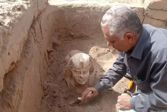 Египетские археологи нашли статую сфинкса с улыбающимся лицом