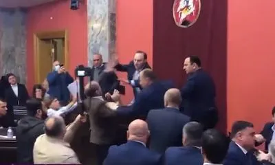 В парламенте Грузии драка: депутат заявила, что ее удалили с заседания за плакат про "русский корабль"