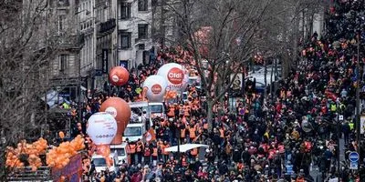 Франция бастует: демонстранты прошли маршами по всей стране