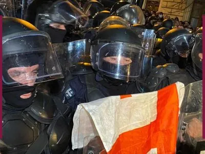 В Тбилиси под зданием парламента начались столкновения: полиция применила слезоточивый газ и водомет