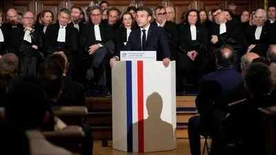 Макрон пообіцяв в найближчі місяці закріпить право на аборти в конституції Франції