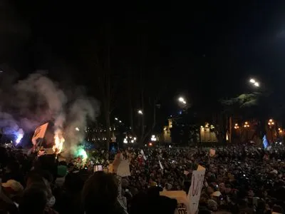 Протести у Грузії: мітингувальники оточили будівлю парламенту, поліція застосувала сльозогінний газ та водомети