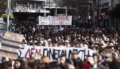 Десятки тысяч людей прошли маршами в греческих городах требуя справедливости в связи со смертельной катастрофой поездов