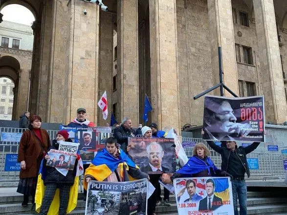 Біля парламенту Грузії знову збираються люди: вимагають відпустити затриманих і остаточно відмовитись від законів про "іноагентів"