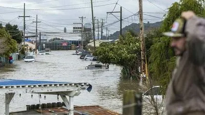 Калифорния: 2 погибших, 10 000 человек получили приказ об эвакуации из-за усиления наводнения