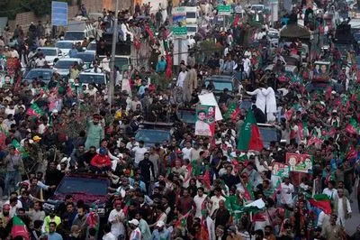 Експрем'єр Пакистану Хан очолив мітинг, ігноруючи ордери на арешт