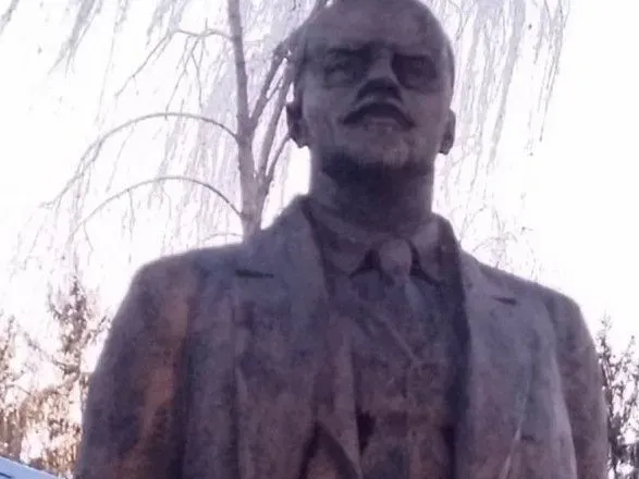 В Черкасской области выставили на продажу пятиметрового бронзового Ленина