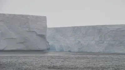 Британські вчені відстежують два величезні айсберги, які увійшли до Атлантики