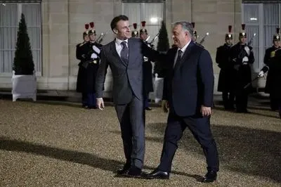Макрон та Орбан у Парижі обговорили підтримку України та санкції проти росії