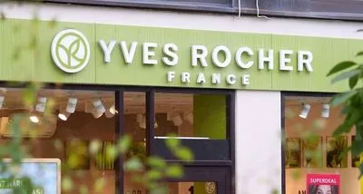 "русская красавица": компания Yves Rocher, которая до сих пор продолжает работать на агрессора, попала в скандал