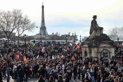 "Відчуваю себе ошуканим": тисячі людей протестують проти нав'язаної Макроном пенсійної реформи у Франції