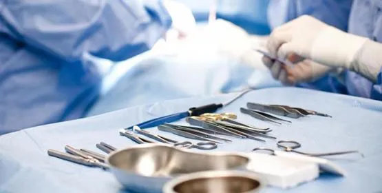 Після операції залишила серветку в тілі 7-річної дитини: на Київщині лікарці повідомили про підозру