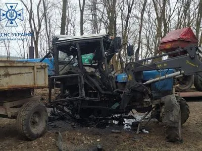 В Черниговской области на мине подорвался трактор: мужчина получил травмы