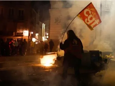Протести в Парижі: поліція застосувала до протестувальників сльозогінний газ, затримано 120 осіб