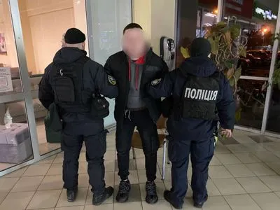 Под Киевом мужчина пытался изнасиловать девушку в туалете ТЦ