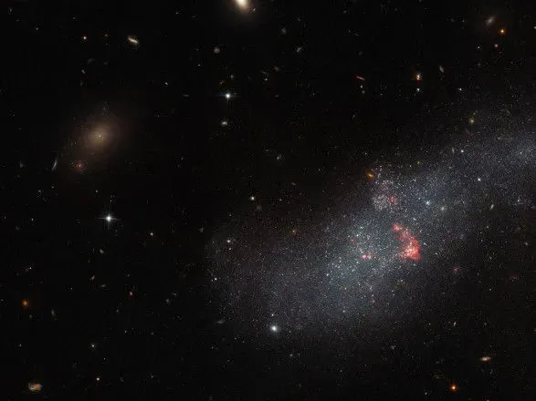 teleskop-khabbl-zafilmuvav-karlikovu-galaktiku