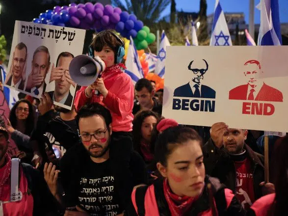 В Ізраїлі сотні тисяч демонстрантів продовжують протестувати на мітингах проти судової реформи
