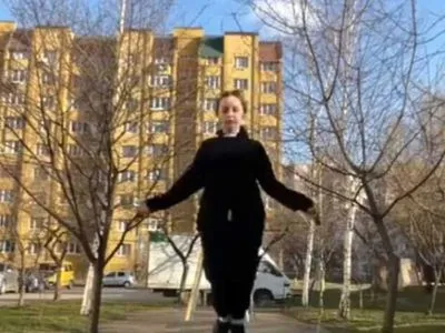 В сети распространяется флешмоб в поддержку девушки со скакалкой из Ивано-Франковска