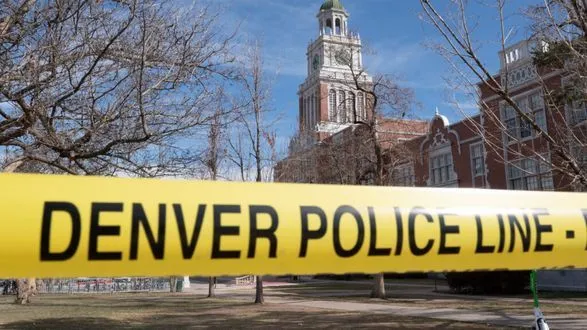 Старшокласник відкрив стрілянину в школі Денвера: двоє співробітників поранені, підозрюваний на волі