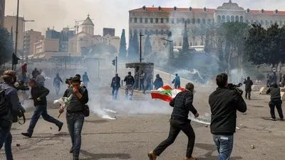 Сльозогінний газ та зіткнення: протестувальники в Лівані намагались штурмувати штаб-квартиру уряду