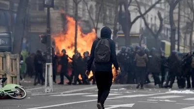800 000 осіб взяли участь у мітингу в Парижі. В багатьох містах спалахнуло насильство
