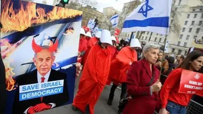 Нетаньягу зазнав критики сотень протестувальників під час візиту до Лондона