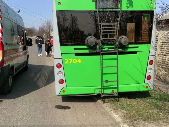 В Харькове троллейбус столкнулся с деревом. Водитель умер за рулем