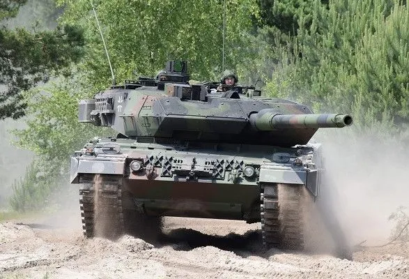 nimechchina-pidtverdila-peredachu-ukrayini-18-tankiv-leopard-2