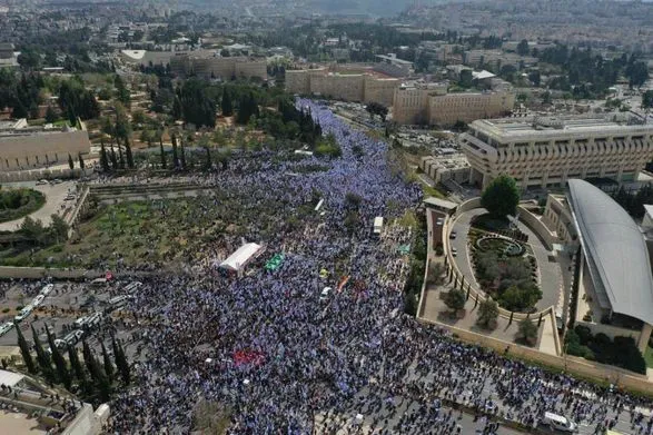 Судова реформа в Ізраїлі: біля Кнесету в Єрусалимі протестують близько 115 тисяч людей