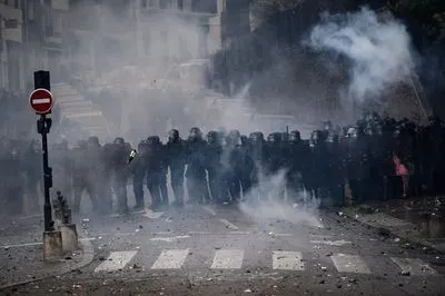 Макрон проводить кризову нараду на тлі нових протестів у Франції запланованих на вівторок