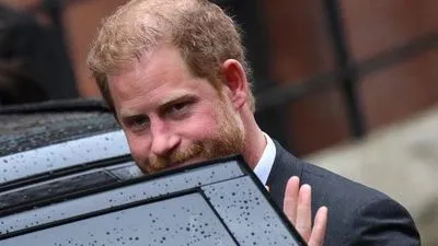 Принц Гаррі звинуватив членів королівської родини у прихованні від нього інформації про злам його телефону