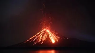 Извержение вулкана Anak Krakatoa в Индонезии привело к выбросу огромного столба пепла