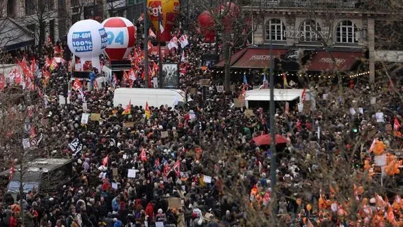 protesti-proti-pensiynoyi-reformi-u-frantsiyi-450-000-protestuvalnikiv-u-parizhi-sutichki-z-politsiyeyu-pershi-areshtovani