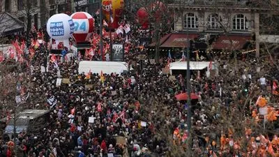 Протести проти пенсійної реформи у Франції: 450 000 протестувальників у Парижі, сутички з поліцією, перші арештовані