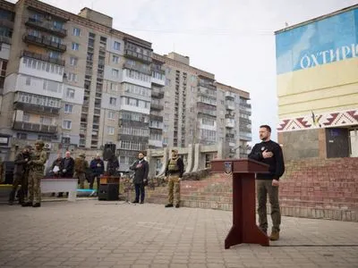 Зеленский посетил Ахтырку и вручил почетную награду города-героя