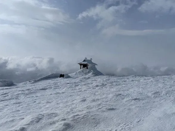 У Карпатах вдарив 14-градусний мороз і намело до півтора метра снігу