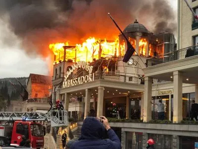 В центре Тбилиси горит один из самых фешенебельных отелей: на горящих этажах заметили людей