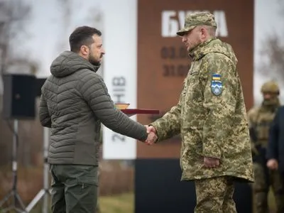 Зеленский посетил Бучу на годовщину освобождения: поднял флаг и вручил почетную награду города-героя