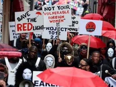 В Амстердаме работники секс-индустрии прошли маршем в знак протеста против планов переселить их из квартала красных фонарей