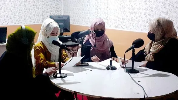 talibi-zakrili-yedinu-zhinochu-radiostantsiyu-v-afganistani