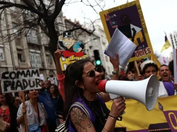 u-portugaliyi-tisyachi-lyudey-protestuyut-proti-zhitlovoyi-krizi