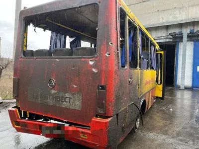 Рашисты обстреляли Авдеевку и попали в автобус: водителя ранили, а пассажирку - убили