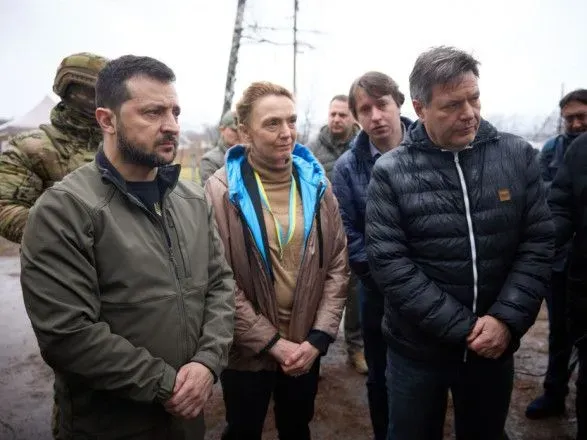 Зеленський разом із європейськими політиками оглянув наслідки злочинів окупантів рф у селі Ягідному