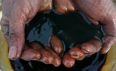 Країни ОПЕК+ добровільно скорочують видобуток нафти на 1,65 млн барелів за добу — Reuters