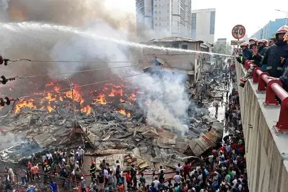 600 пожарных тушили огромный пожар на рынке в столице Бангладеш